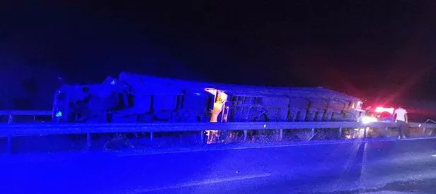 Kontrolden çıkan tır bariyerlere çarptı devrildi