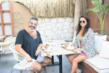 Kayra Şenocak eşi ile rotayı Çeşme'ye çevirdi!