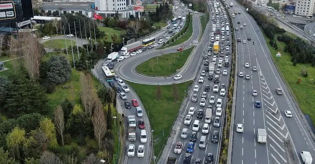 İstanbul’da trafik durma noktasına geldi! | YOL DURUMU TAFİK YOĞUNLUĞU