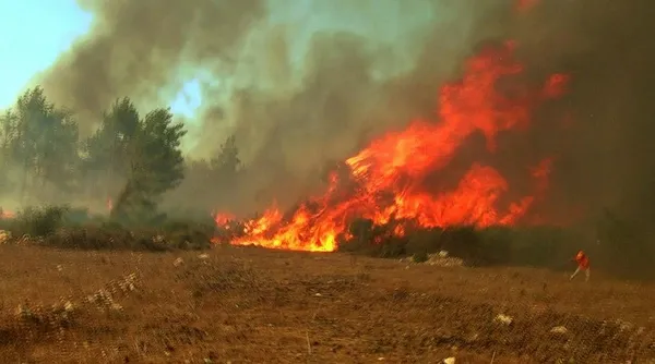 Antalya'daki yangında hortum paniği! Canlarını zor kurtardılar-3