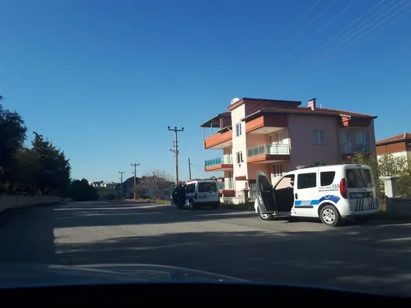 bebek-gomuldugunden-suphelenilen-mezardan-kopek-cesedi-cikti-1606472923116.jpg Bebek gömüldüğünden şüphelenilen mezardan köpek cesedi çıktı-5