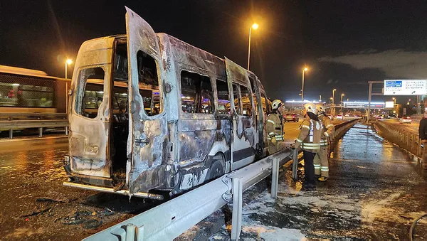 1636568891720.jpg E-5’te servis minibüsü alev topuna döndü! Yanan araç nedeniyle trafikte yoğunluk oluştu-1