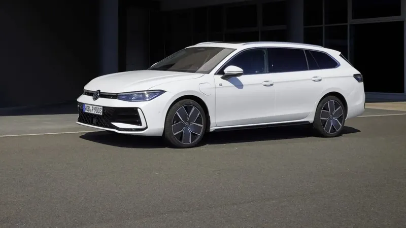 volkswagen-passat-fiyatlari-yenilendi-yeni-passati-goren-resmen-asik-oluyor-1719332500461.jpeg Bir anda herkes bayilere akın edecek: Volkswagen Passat fiyatları yenilendi!-3