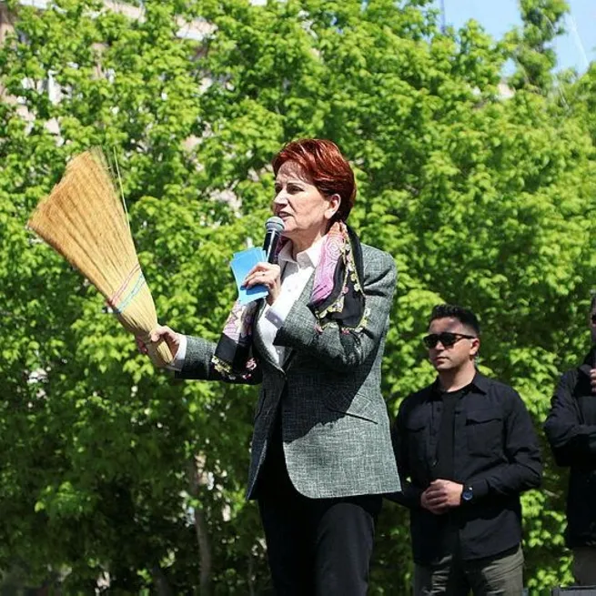 Meral Akşenerin süpürge rezaletine sosyal medyadan tepki: Dünyaya gelmiş geçmiş en edepsiz siyasetçi!