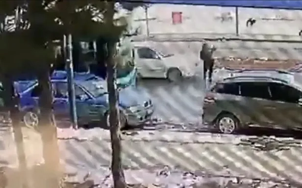 Sivas'ta başıboş sokak köpekleri nedeniyle yola atlayan çocuğa araba çarptı-4