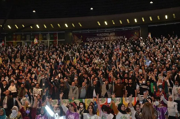 Elebaşı ve örgüt marşları söylenen HDPKK İstanbul kongresi soruşturmasında 12 kişi gözaltına alındı!
