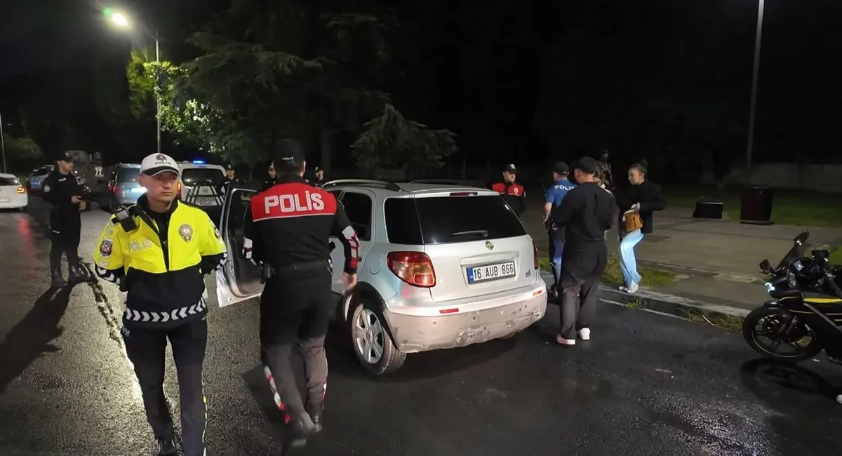 uskudarda-araclar-tek-tek-durduruldu-havadan-ve-karadan-gbt-kontrolu-1789585417519.jpeg Üsküdar'da araçlar tek tek durduruldu: Havadan ve karadan GBT kontrolü-3
