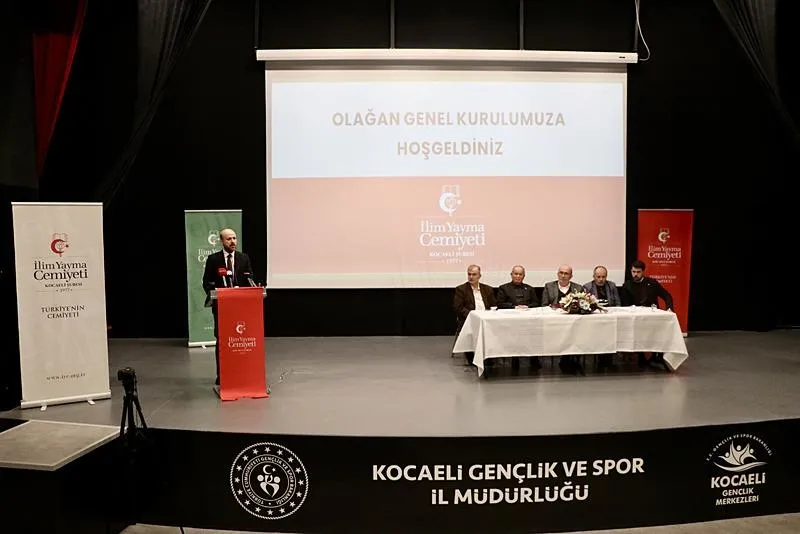 İlim Yayma Vakfı Mütevelli Heyeti Başkanı Bilal Erdoğan, İlim Yayma Cemiyeti Kocaeli Şubesi Olağan Genel Kurulu'nda konuştu. (AA)