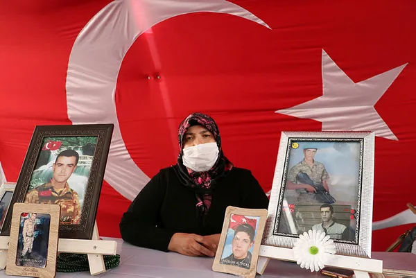 diyarbakir-annelerinin-evlat-nobeti-hdp-oglumu-nereden-getiriyorsa-getirsin-1593788772866.jpg Diyarbakır annelerinin evlat nöbeti: HDP oğlumu nereden getiriyorsa getirsin-4