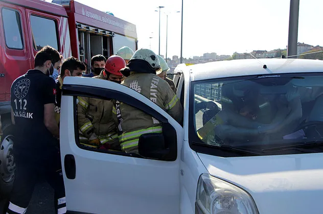 TEM'de feci kaza! Kontrolden çıktı bariyerlere daldı