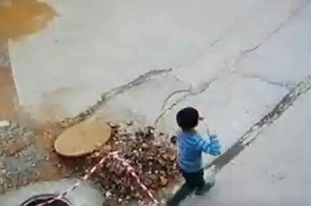 Mersin'de korku dolu anlar! Uçurtma uçuran çocuk üstü açık bırakılan kanala düştü