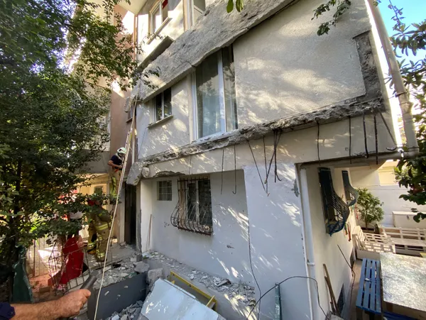 istanbulda-korku-dolu-anlar-kadikoyde-5-katli-binada-iki-dairenin-balkonu-gurultuyle-coktu-1632666036403.jpg İstanbul'da korku dolu anlar! Kadıköy'de 5 katlı binada iki dairenin balkonu gürültüyle çöktü-12