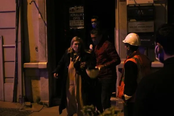 SON DAKİKA: Taksim'de korkutan yangın! Kedisinin öldüğünü öğrenen kadın gözyaşlarını tutamadı: O benim çocuğumdu-5