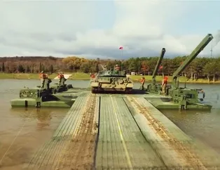 Mehmetçik'ten nefes kesen gösteri! Askeri araçlar göletten yüzerek geçti