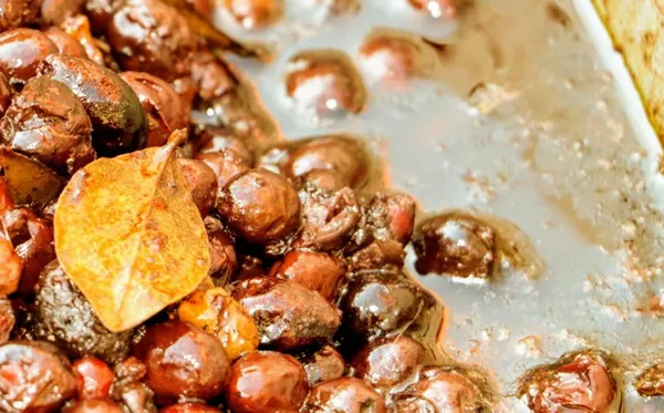 hatayda-dogada-kendiliginden-yetisen-defne-agacinin-meyvesi-yaga-donusturulug-litresi-100-liraya-satiliyor-1605765674308.jpg Hatay'da doğada kendiliğinden yetişen defne ağacının meyvesi yağa dönüştürülüğ litresi 100 liraya satılıyor-7