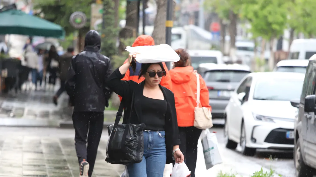 HAVA DURUMU | Kavurucu sıcaklar yerini yağışa bırakıyor! Ankara ve İstanbul'da alarm! O saatlere dikkat | Bayramda hava nasıl olacak?
