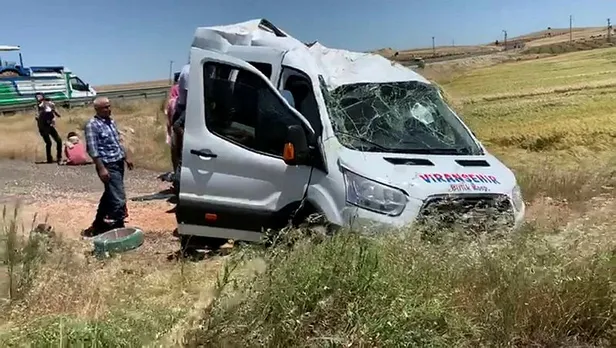 sanluurfada-bir-yolcu-minubusu-sarampole-devrildi-13-yarali-1590055468583.jpg