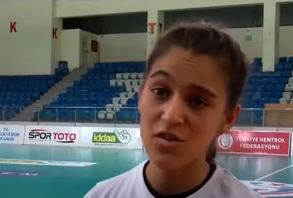 sanliurfada-hentbol-oynamasina-izin-verilmemesine-isyan-ettigi-videoyla-tum-turkiyenin-tanidigi-13-yasindaki-merve-akpinar-artik-cok-mutlu-1625553549382.jpg Şanlıurfa'da hentbol oynamasına izin verilmemesine isyan ettiği videoyla tüm Türkiye'nin tanıdığı 13 yaşındaki Merve Akpınar artık çok mutlu-8