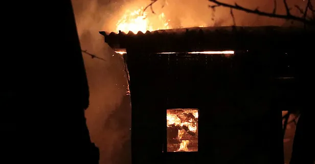 Bolu'da metruk bina alev alev yandı