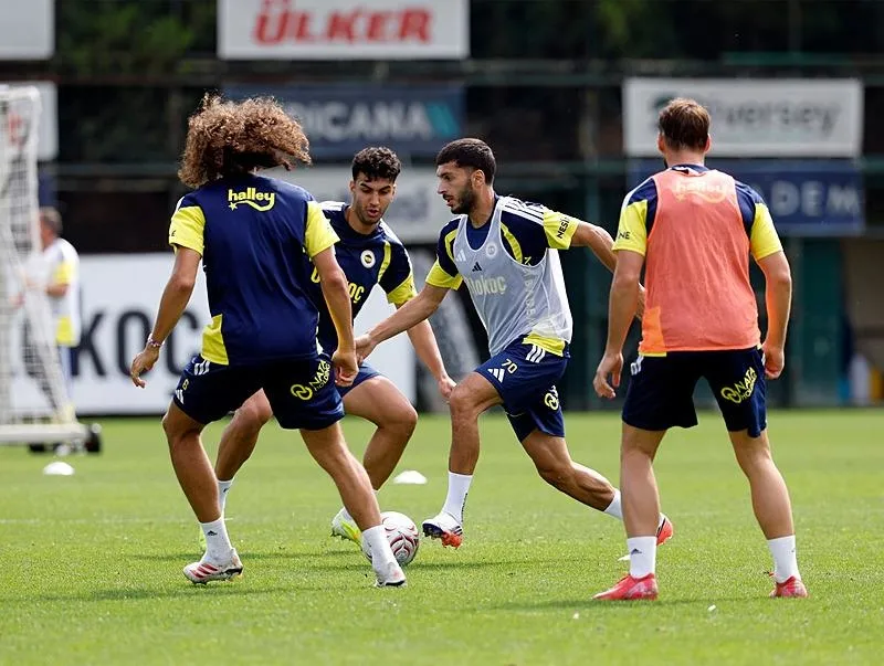 fenerbahce-eyupspor-karsisinda-cikis-ariyor-1789890347184.jpeg İsmail Kartal'dan orta saha sürprizi! Eyüp maçında yıldız isim kulübede olacak-7
