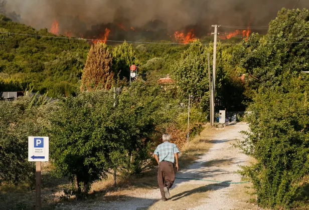 İzmir'in Urla ilçesinde çıkan orman yangını nedeniyle Orhanlı Köyü boşaltıldı-4