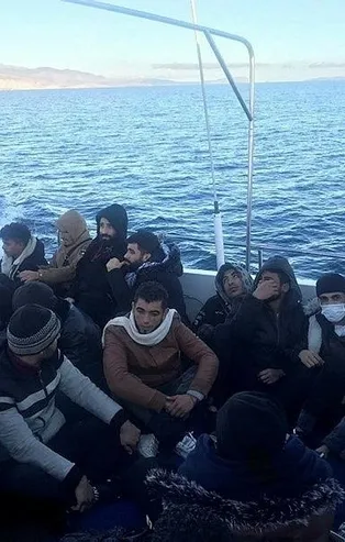 Yunanistan tarafından Türk kara sularına itilen 80 düzensiz göçmene Türkiye'den yardım eli