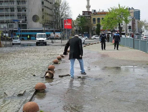 İBB yenileme çalışması yaparken boruyu patlattı! Kadıköy göle döndü-1