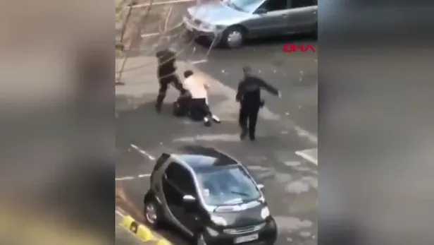 Fransa'da sarı yelekli eylemciyi önce sivil polis, ardından üniformalılar dövdü-1