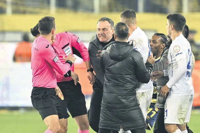 kara-gece-1702341215370.jpeg Kara gece! Ankaragücü Başkanı Faruk Koca'dan Halil Umut Meler'e yumruk!-2