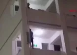 Çin’de itfaiyeci, balkondan atlamaya çalışan öğrenciyi kurtardı! O anlar böyle görüntülendi