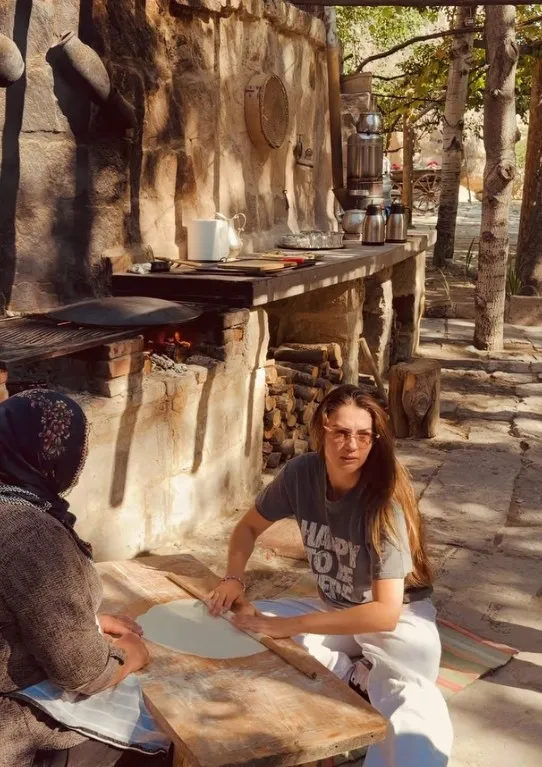 burcu-ozberk-kapadokyada-oklavayi-eline-alip-yufka-acti-1787123871596.jpg 10 parmağında 10 marifet: Burcu Özberk Kapadokya'da oklavayı eline alıp yufka açtı!-4