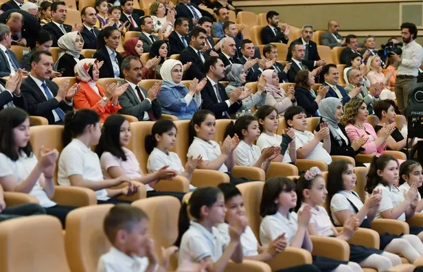 emine-erdogan-cocuklarimiz-cevre-dostu-yasam-pratikleriyle-dogayi-ozumseyecek-1654542504504.jpeg Emine Erdoğan: Çocuklarımız çevre dostu yaşam pratikleriyle doğayı özümseyecek-2