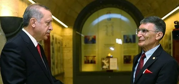 Prof. Dr. Aziz Sancar, 2015 Nobel Kimya Ödülü'nün madalya ve sertifikasını, Cumhurbaşkanı Recep Tayyip Erdoğan'ın da katıldığı törenle Anıtkabir Komutanlığına takdim etti