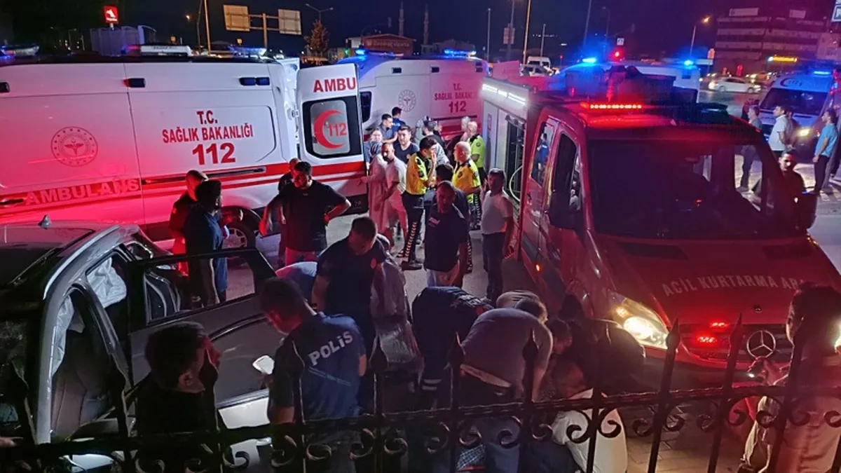 Bursa'da kırmızı ışık ihlalinde can pazarı | İki otomobil çarpıştı: 8 yaralı