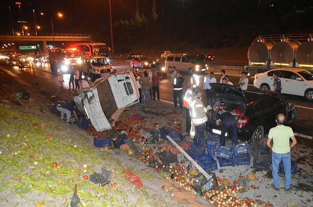İstanbul'da feci kaza! Tonlarca sebze yola saçıldı