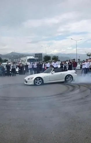 Trabzon’da bir düğün için toplanan lüks otomobilli şahıslar yolu trafiğe kapatarak drift yaptı
