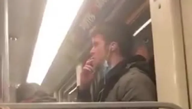 Metroda iğrenç görüntü! Dünya Koronavirüs alarmındayken elini ağzına götürüp...