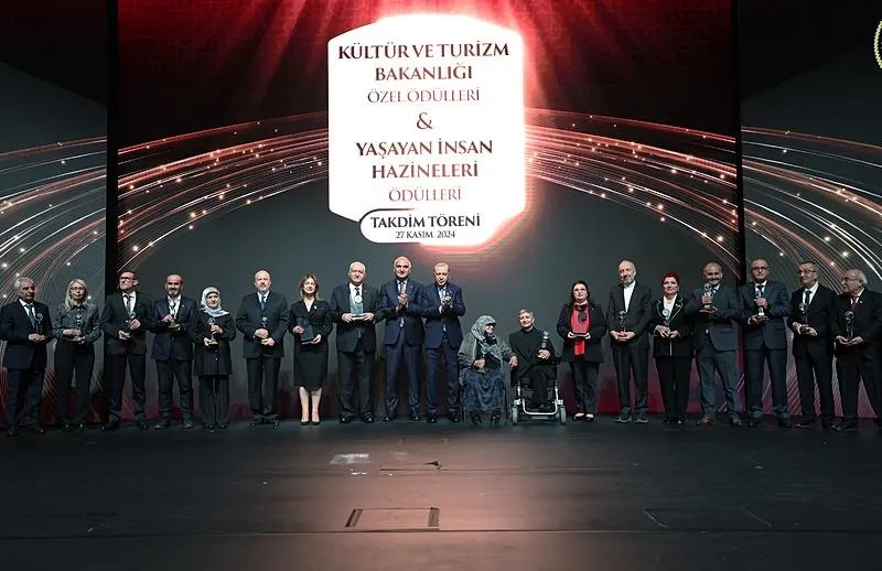 Başkan Erdoğan'dan dijital kuşatma uyarısı: K-Pop'u bilen ama Neşet Ertaş'a aşina olmayan gençler var! | 25 isme Yaşayan İnsan Hazineleri Ödülü-6