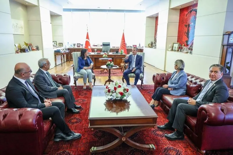 terorsuz-turkiye-temaslari-dem-parti-imrali-heyeti-mhpden-sonra-chpye-gitti-1752749609386.jpeg DEM Parti İmralı Heyeti CHP Genel Merkezi'nde