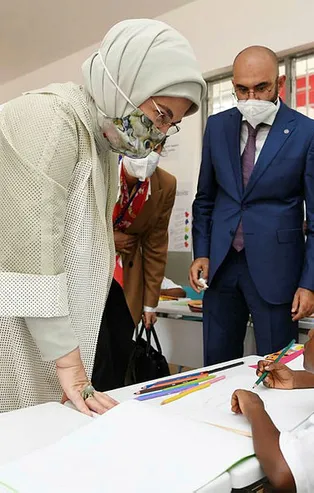 Emine Erdoğan'dan "geçmiş olsun" dileğinde bulunan Togolu öğrencilere teşekkür