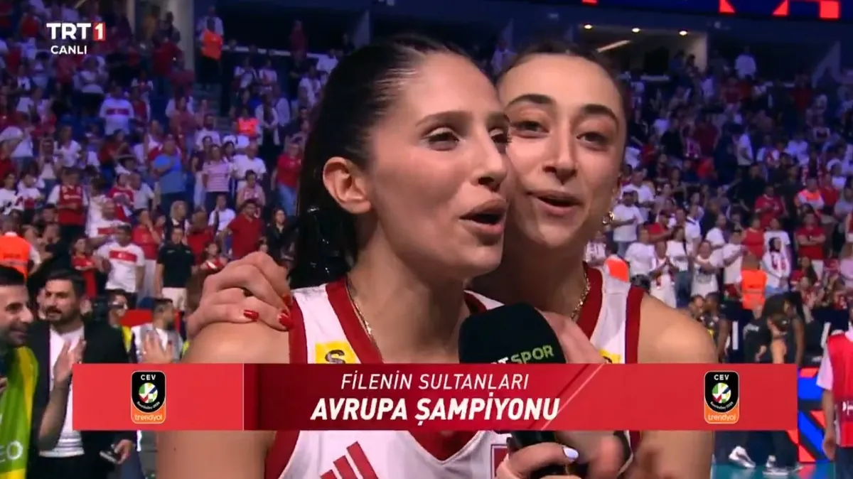 filenin-sultanlarindan-sampiyonluk-sonrasi-ilk-aciklamalar-geldi-1788721223772.jpeg Şampiyonluk sonrası parkede renkli anlar: Elif Şahin, Derya Cebecioğlu'nun röportajına böyle dahil oldu-3