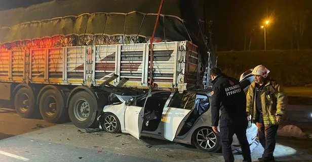 Son dakika: İstanbul Esenler’de feci kaza! Seyir halindeki otomobil park halindeki TIR’ın altına girdi: 2 yaralı
