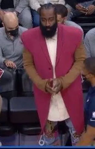 ABD’li ünlü basketbolcu James Harden kolları kesilmiş ceketiyle yine çok konuşuldu