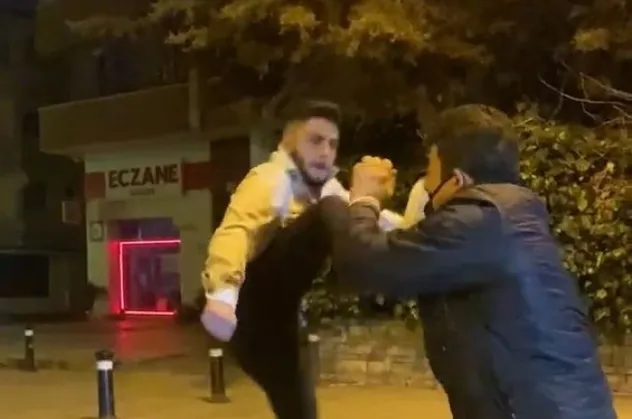 Kadıköy'de uçan tekmeli kavga!