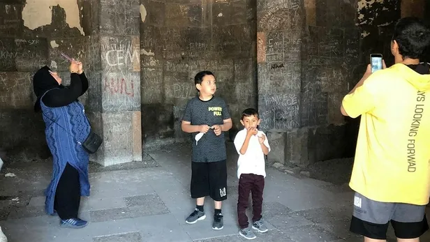 Kars'ta tarihe büyük saygısızlık: Ani'de tarihi yapıtların duvarları aşk ilan alanı oldu-4