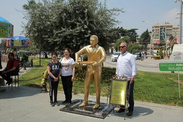 Hatay'daki 'Künefeci Adam' heykeline yeni tepsi-1