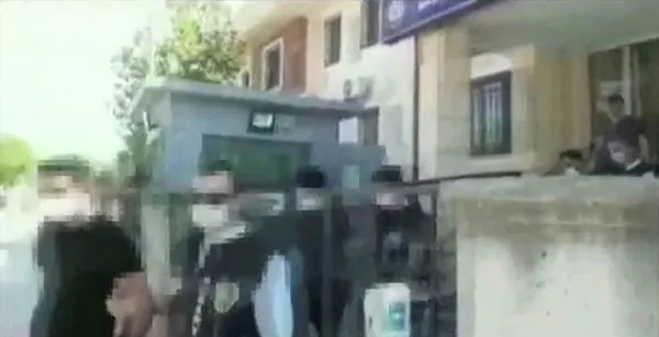 sakaryada-kendilerini-savci-olarak-tanitan-ve-emekli-ciftten-1-milyonluk-vurgun-yapan-telefon-dolandiricilari-noterde-yakalandi-1596046568593.jpg Sakarya'da kendilerini savcı olarak tanıtan ve emekli çiftten 1 milyonluk vurgun yapan telefon dolandırıcıları noterde yakalandı-3