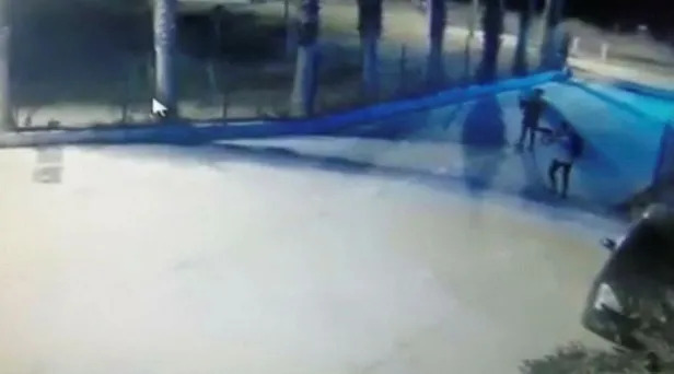 Son dakika: Mersin Mezitli'deki polisevine alçak saldırı! Kadın teröristlerin bomba düzeneğini bıraktıkları anlar ortaya çıktı-10