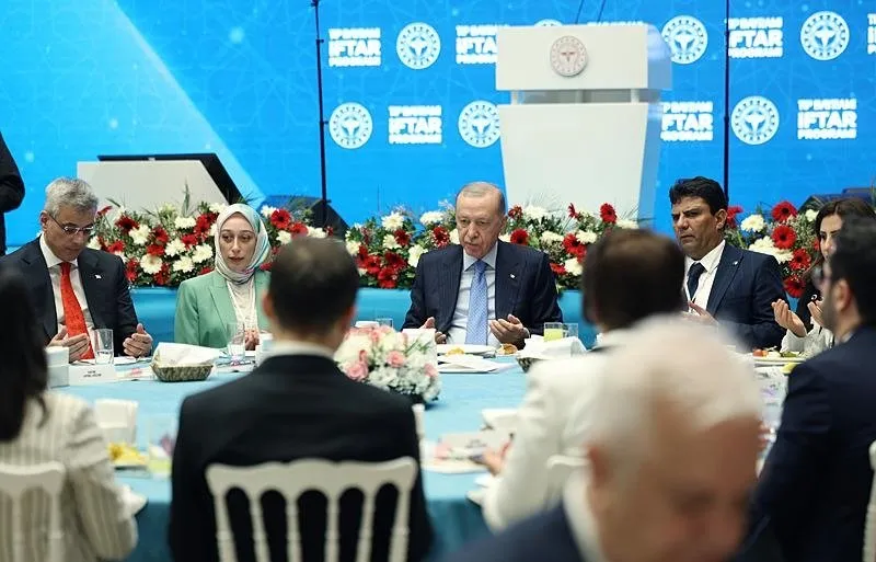 Başkan Recep Tayyip Erdoğan, Başakşehir Çam ve Sakura Şehir Hastanesi'nde sağlık çalışanlarıyla iftar programına katılarak konuşma yaptı. (AA)