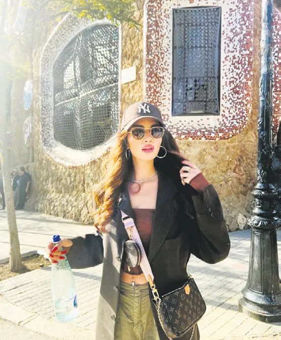 burak-ozcivit-ve-hamile-esi-fahriye-evcen-ogullari-karan-ile-birlikte-bir-avmnin-eglence-merkezinde-vakit-geci-1670193262751.jpg Burak Özçivit ve hamile eşi Fahriye Evcen, oğulları Karan ile birlikte bir AVM'nin eğlence merkezinde vakit geçirdi | Saklambaç haberleri-14